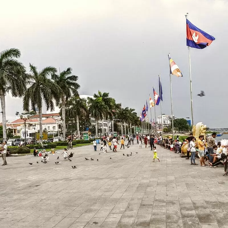 Sisowath Riverside Park