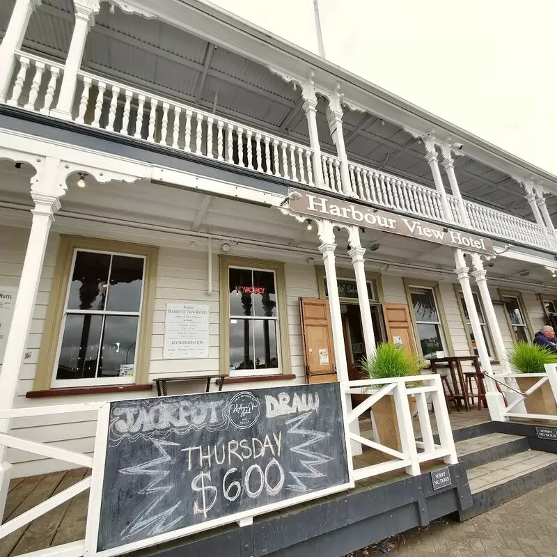 Raglan Harbour View Hotel