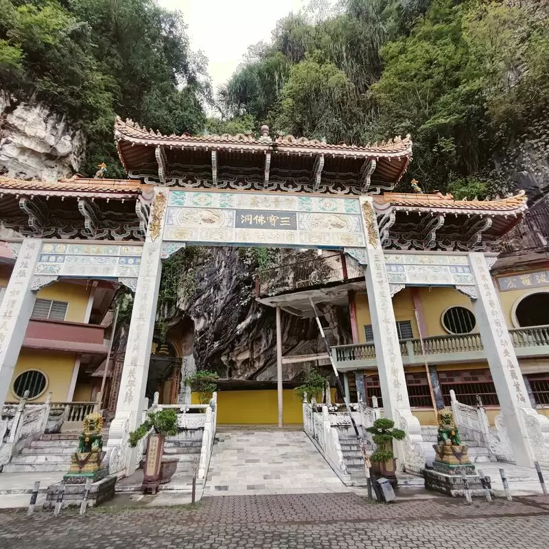 Sam Poh Tong Temple