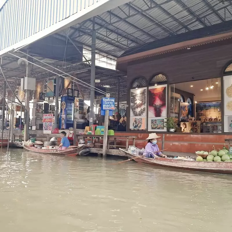 Damnoen Saduak Floating Market